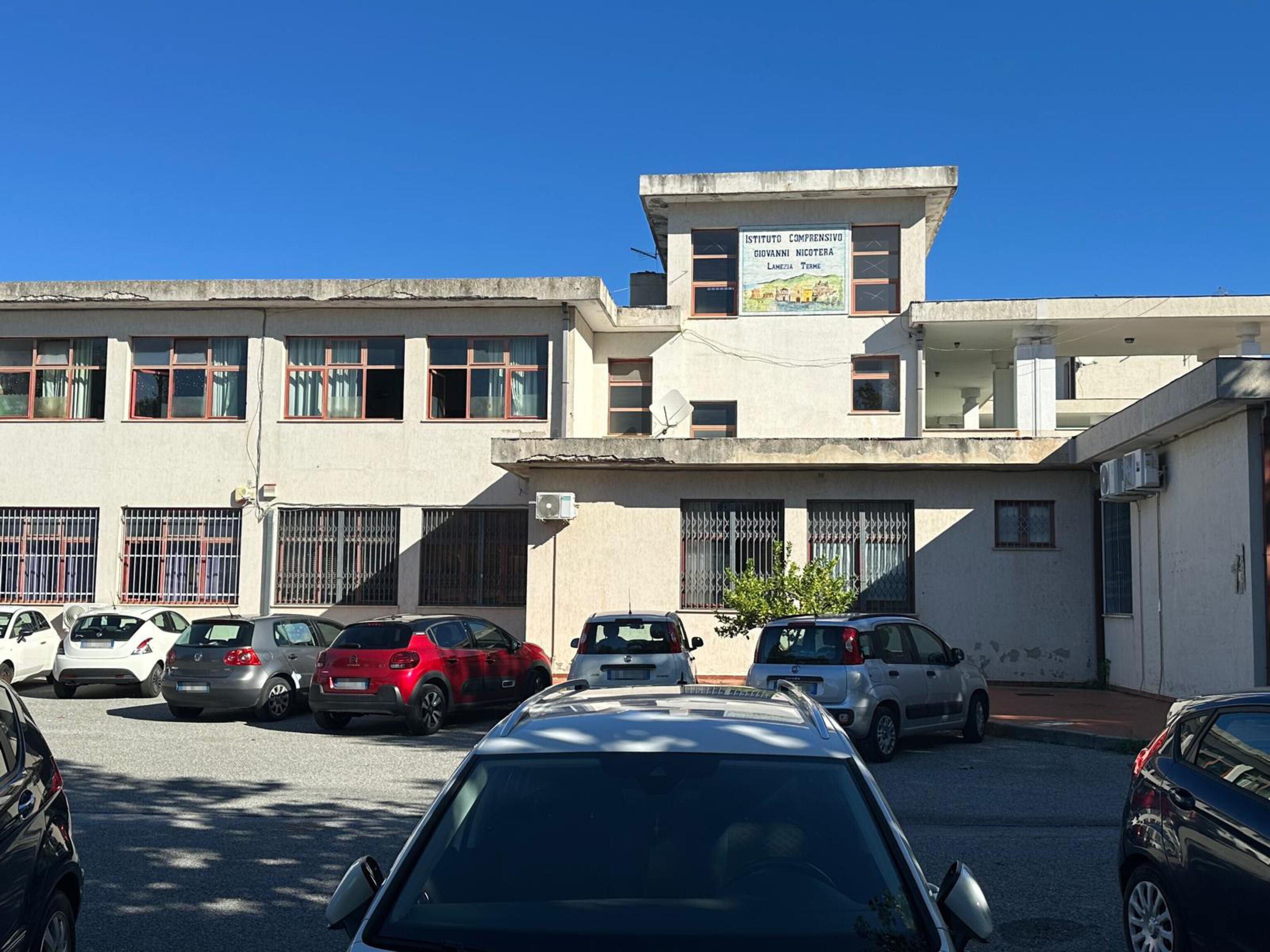 Anteprima: Lamezia Terme, 14enne pianifica aggressione alla prof | I compagni danno l'allarme: "Si c…