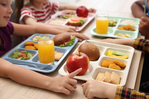 Anteprima: Pasta in bianco per i bambini delle famiglie che non pagano la mensa: la decisione del si…