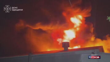 Anteprima: Ucraina, i vigili del fuoco tentano di spegnere gli incendi dopo gli attacchi a Odessa