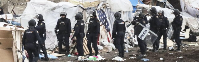 Sgombero di migranti a Playa Benítez a Ceuta