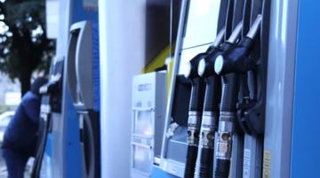 Caro carburanti, fare il pieno nel 2026 ci costerà 13,5 miliardi in più