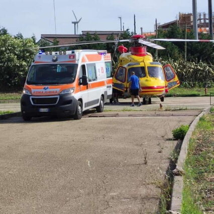 Anteprima: Vieste (Foggia), padre e figlio di 10 anni cadono dal terrazzo durante la festa di nozze:…