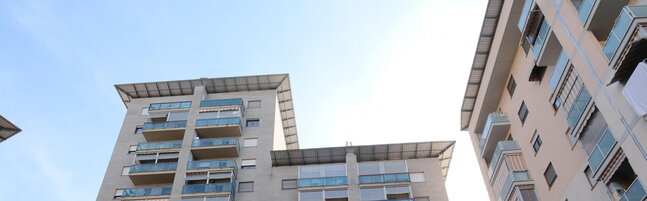 Anteprima: Torino, prova a gettare la compagna nel vuoto: lei si rifugia dai vicini con la figliolet…