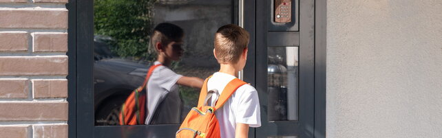 Anteprima: Verona, mamma e figlio di 9 anni litigano e lei lo lascia fuori casa per due ore: condann…