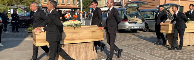 Anteprima: Venezia, l'ultimo saluto ai due giovani sposi morti nell'incidente in laguna