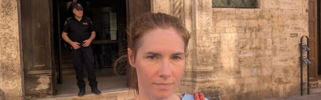Copertina: Amanda Knox posta un selfie davanti al tribunale di Perugia a 15 anni dalla sua assoluzione