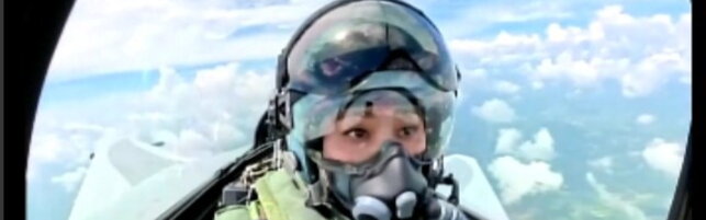 Anteprima: La regina di Thailandia pilota per la prima volta un jet militare