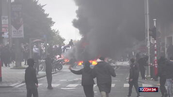 Anteprima: Scene di guerriglia urbana a Bruxelles: migliaia di manifestanti in strada, scontri con l…