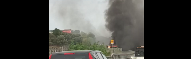 Anteprima: Salerno, tir precipita da un viadotto sulla A2 e si incendia: morto l'autista
