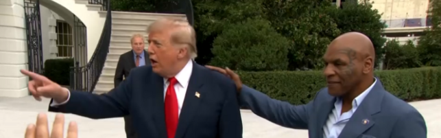 Mike Tyson raggiunge Donald Trump sul palco a New York