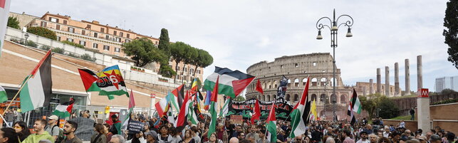 Anteprima: Corteo pro-Pal a Roma: i manifestanti davanti al Colosseo