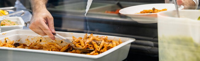 Anteprima: Larve nella pasta dei bambini a scuola, il giudice del lavoro reintegra le addette licenz…