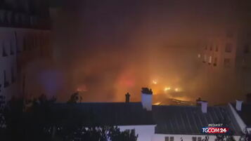 Anteprima: Le fiamme e la distruzione: il più antico mercato coperto di Parigi colpito da un rogo