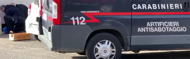 Arezzo, giocano tra le aiuole della chiesa e trovano... una bomba