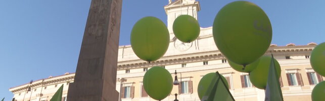 Agricoltori manifestano davanti a Montecitorio: “Non ce la facciamo più”