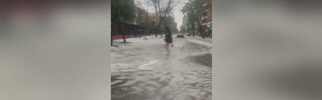Anteprima: Santiago del Cile, violenta grandinata imbianca le strade