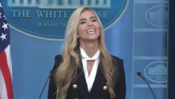 Usa, scambia Trump per suo marito: la gaffe della nuova portavoce della Casa Bianca