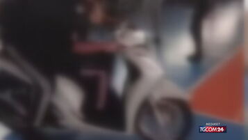 Napoli, scooter all'interno della palestra durante l'occupazione di una scuola