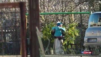 Famiglia nel bosco, i bambini tornano a casa: con i genitori dopo 11 mesi