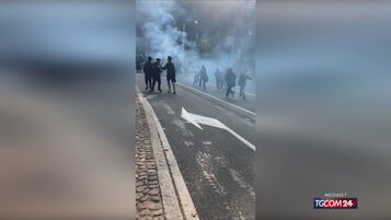 Cortei violenti, scontri alla stazione di Bologna