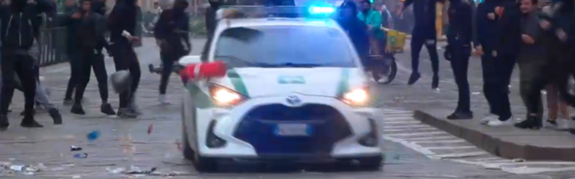 Tgcom Caos a Milano, teppisti lanciano estintori contro l'auto dei vigili