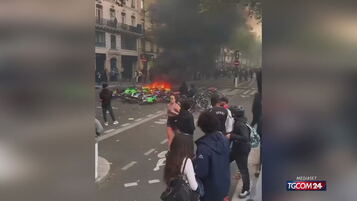Parigi è in fiamme, ma una ragazza passa indisturbata... mentre fa jogging