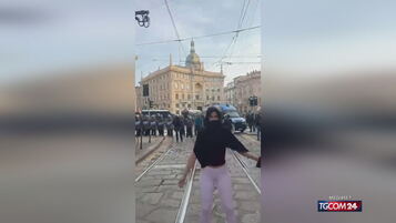 Balletti, costumi e aperitivi: quelli che se ne fregano delle proteste
