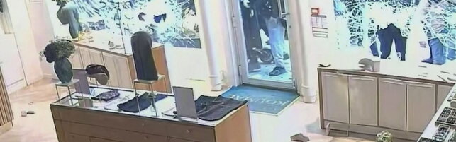 Lione, assalto alla gioielleria durante le proteste: le telecamere riprendono il saccheggio